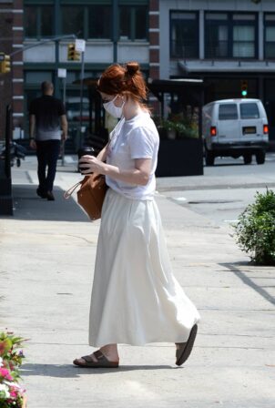 Rose Leslie - Heads out for coffee in New York