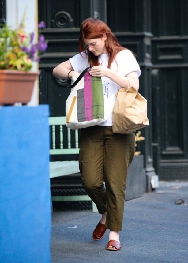 Rose Leslie - Picks up her lunch to-go in New York