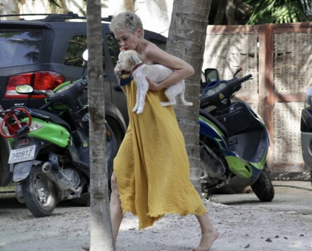 Rose McGowan - Steps out barefooted in Tulum