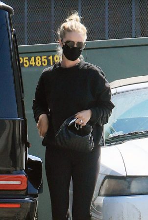 Rosie Huntington-Whiteley - Heads to a gym in Los Angeles