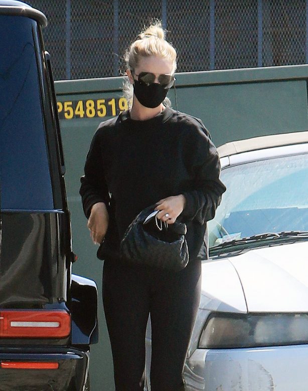 Rosie Huntington-Whiteley - Heads to a gym in Los Angeles