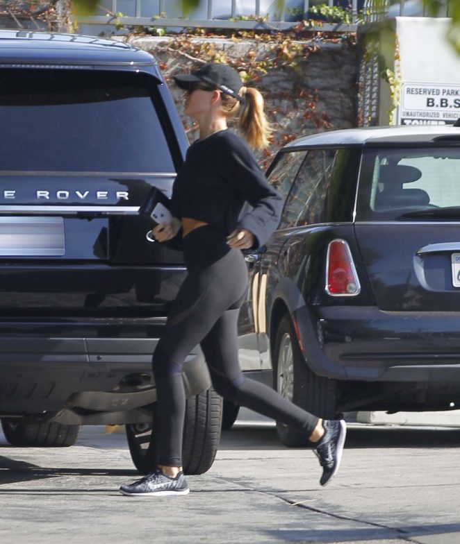 Rosie Huntington Whiteley - Heads to the gym in Los Angeles