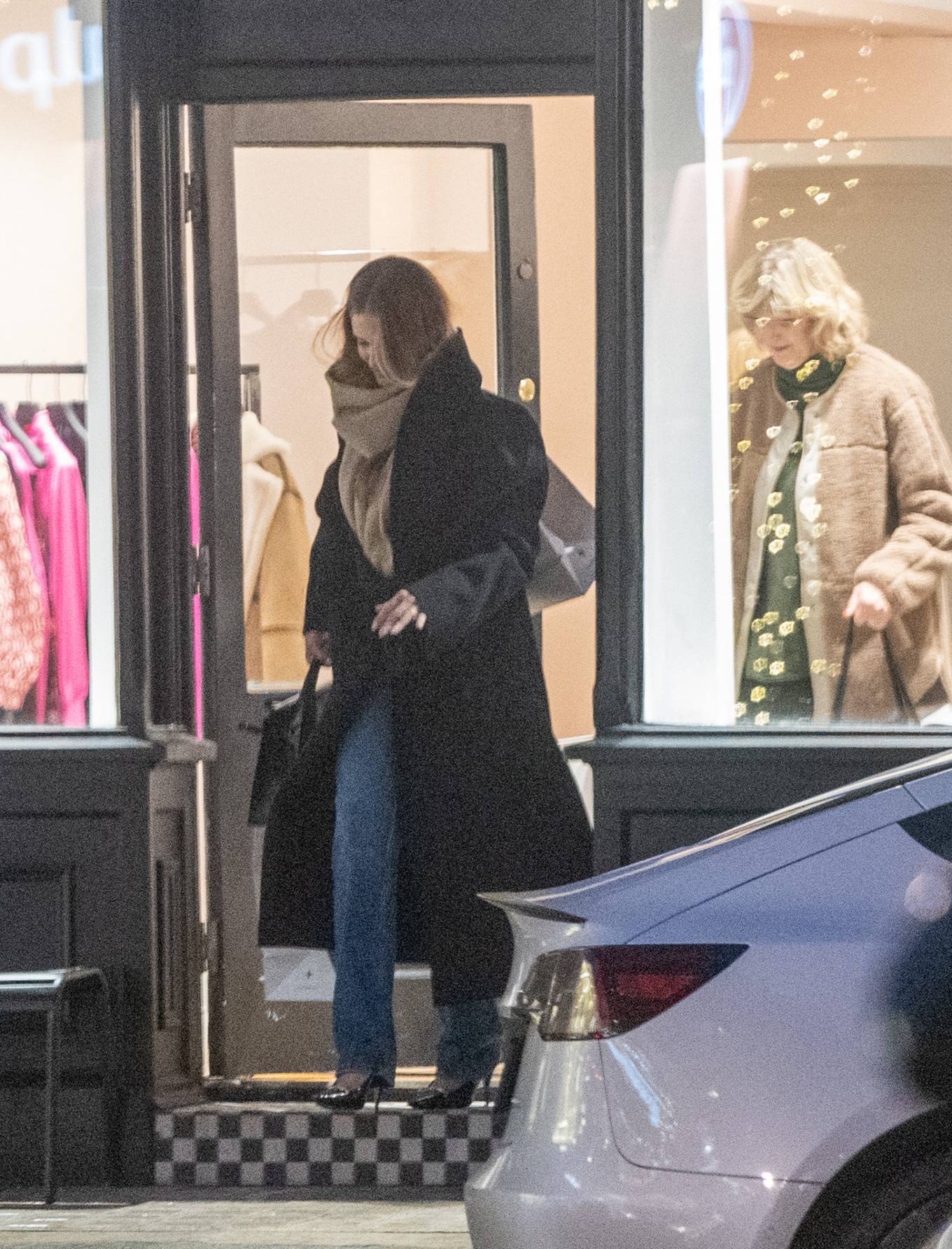 Rosie Huntington-Whiteley - Is seen with her mum Fiona in Chelsea
