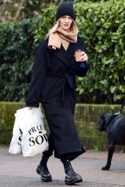 Rosie Huntington Whiteley - Shopping for Christmas day in London