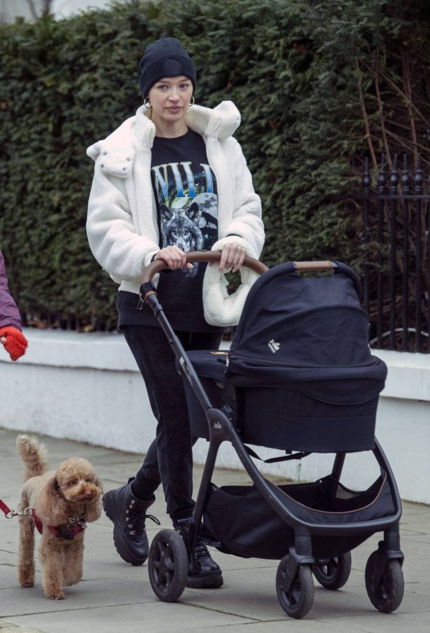 Roxy Horner - Seen walking in Notting Hill