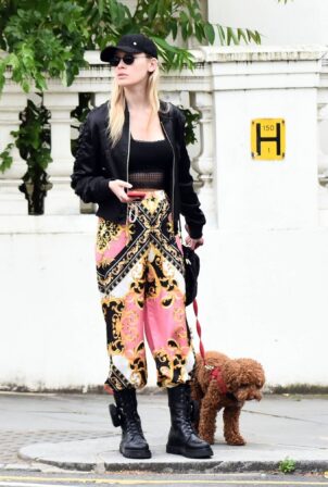 Roxy Horner - Walking the dog in London