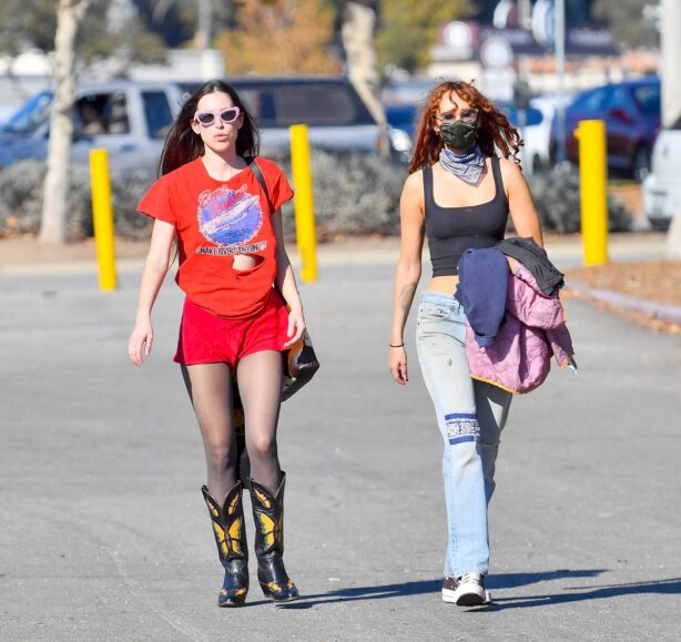 Rumer and Scout Willis - Shopping for vintage clothing at a flea market in Pasadena