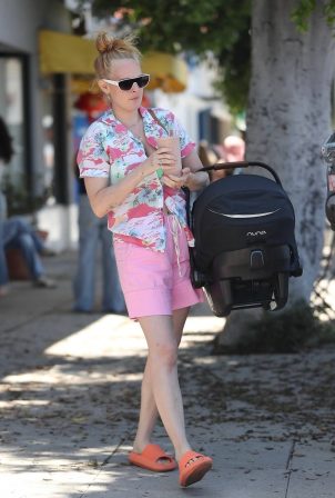 Rumer Willis - Picks up a healthy smoothie in West Hollywood