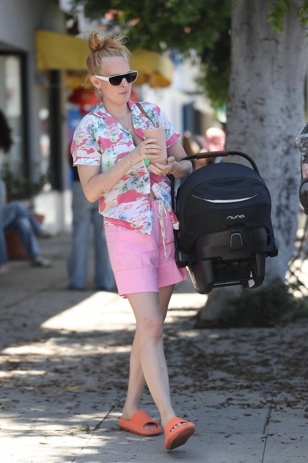 Rumer Willis - Picks up a healthy smoothie in West Hollywood