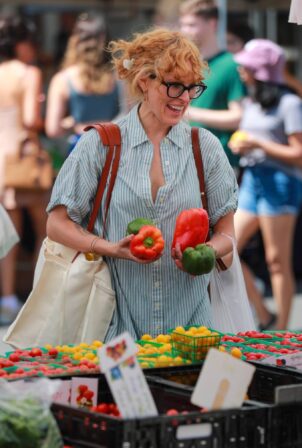 Rumer Willis - Shopping at the Farmers Market in West Hollywood