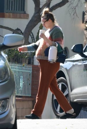 Rumer Willis - Stop at a friend's house in Los Angeles