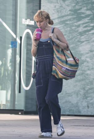 Rumer Willis - Stops for groceries and a smoothie in Sherman Oaks