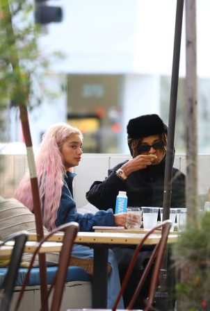 Sab Zada - Enjoys an alfresco lunch in Beverly Hills