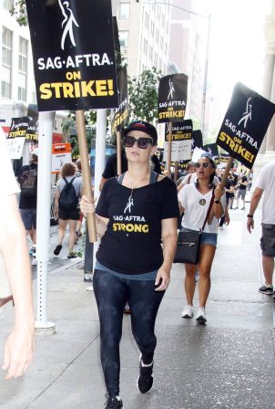 Samantha Mathis - Spotted at the SAG AFTRA Strike in New York