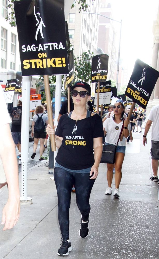 Samantha Mathis - Spotted at the SAG AFTRA Strike in New York