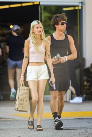Sami Sheen - Seen with her boyfriend at Erewhon Market in Los Angeles