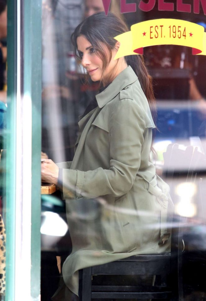 Sandra Bullock - Filming reshoots for 'Oceans 8' in New York City
