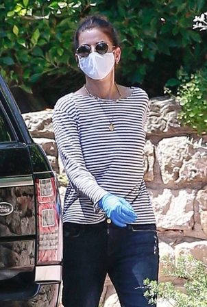 Sandra Bullock - Picks up a few boxes from a friend's place in Los Angeles