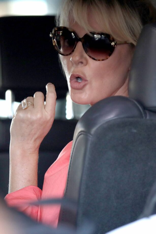 Sandra Lee - Flashes her Diamond ring as she arrives in Los Angeles