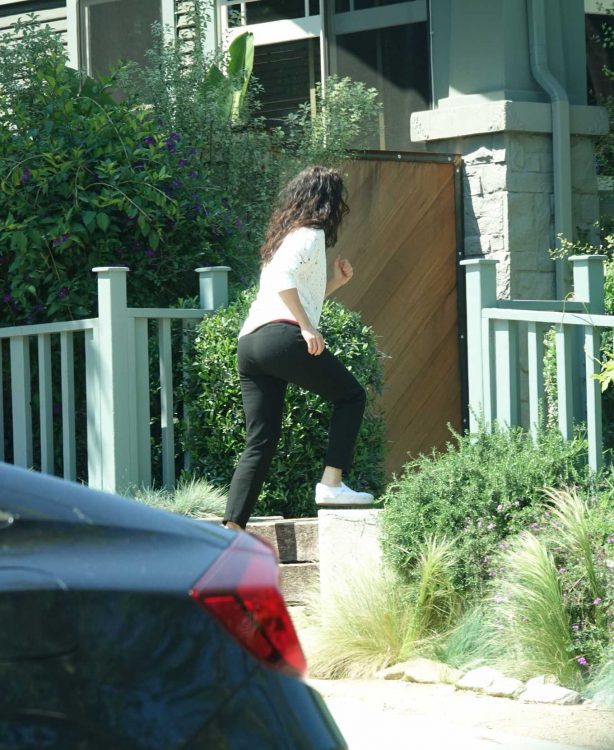 Sandra Oh - Seen arriving at her home  in LA