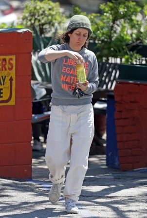 Sara Gilbert - Spotted at the Laurel Canyon Country store in Los Angeles