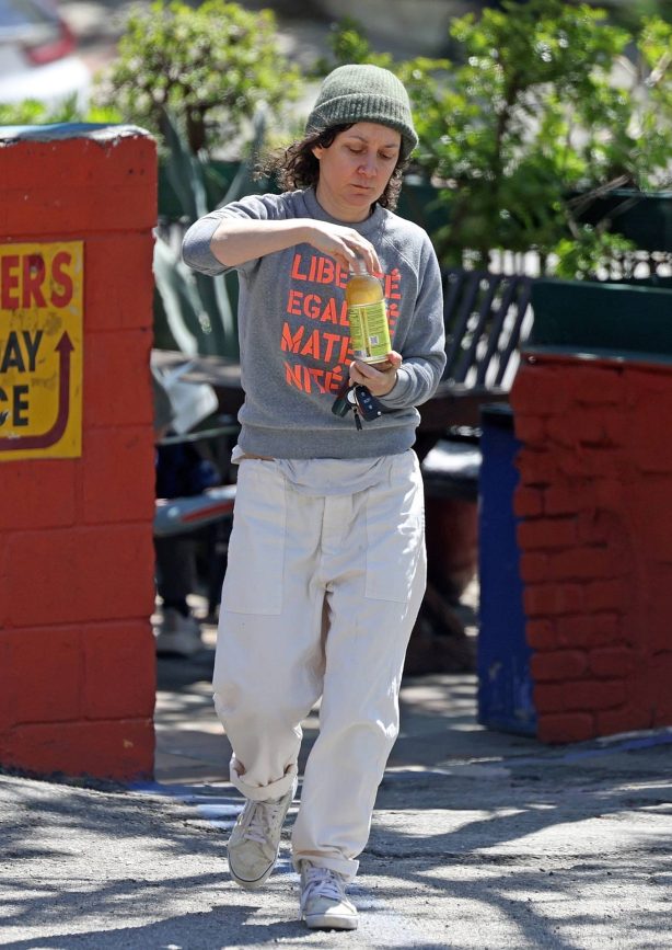 Sara Gilbert - Spotted at the Laurel Canyon Country store in Los Angeles