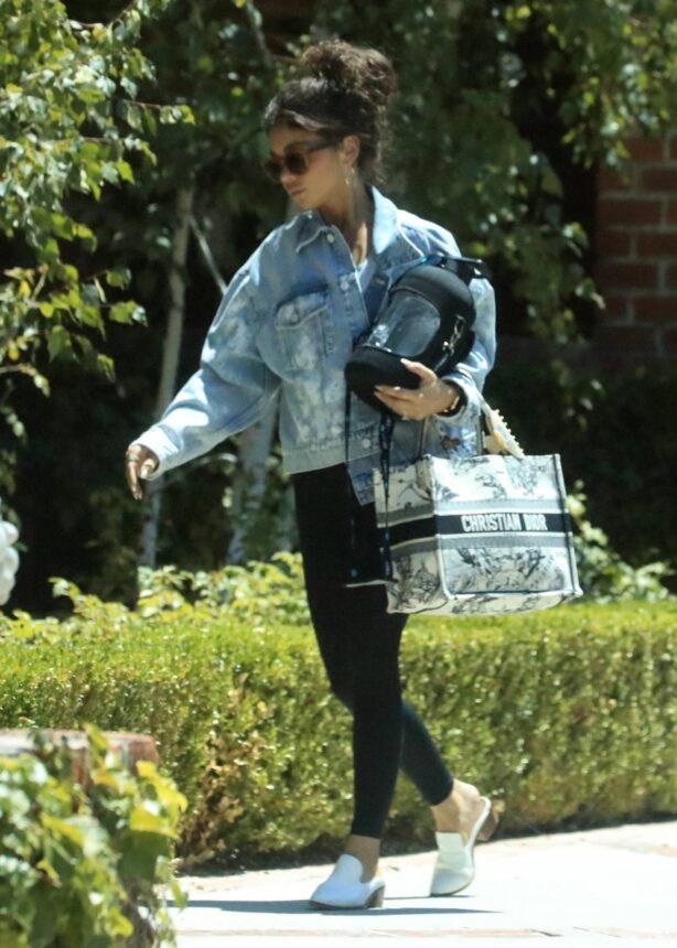 Sarah Hyland - Arriving at her acting coach's house in West Hollywood
