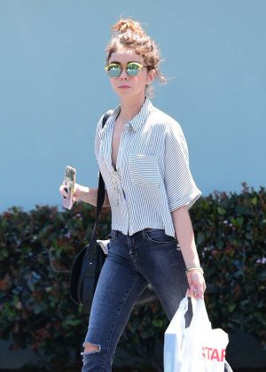 Sarah Hyland - Heading to a tanning salon in Los Angeles