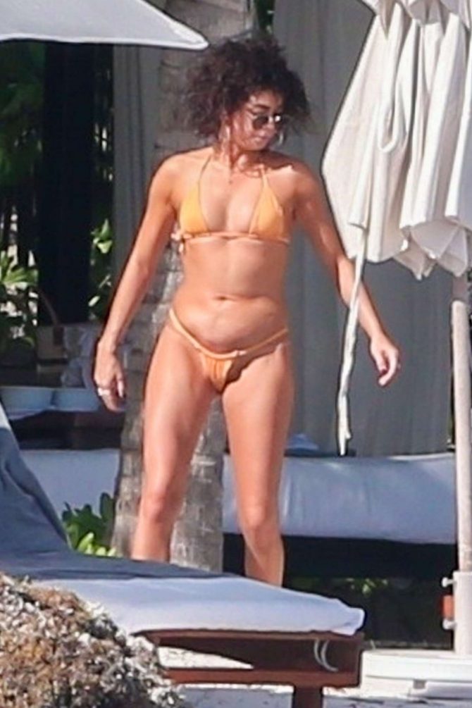 Sarah Hyland in Bikini on the beach in Playa del Carmen