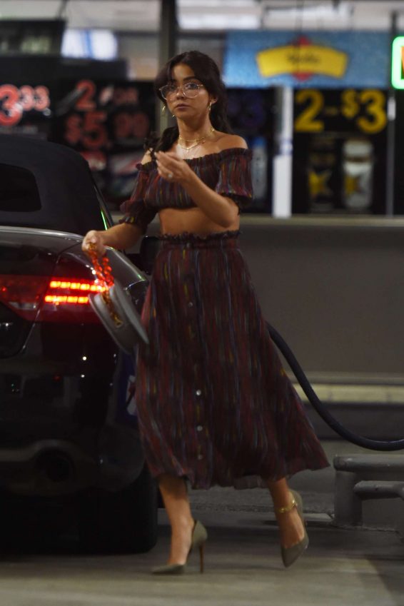Sarah Hyland - Pumping gas in Los Angeles