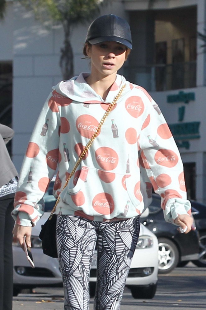 Sarah Hyland - Seen out in Los Angeles