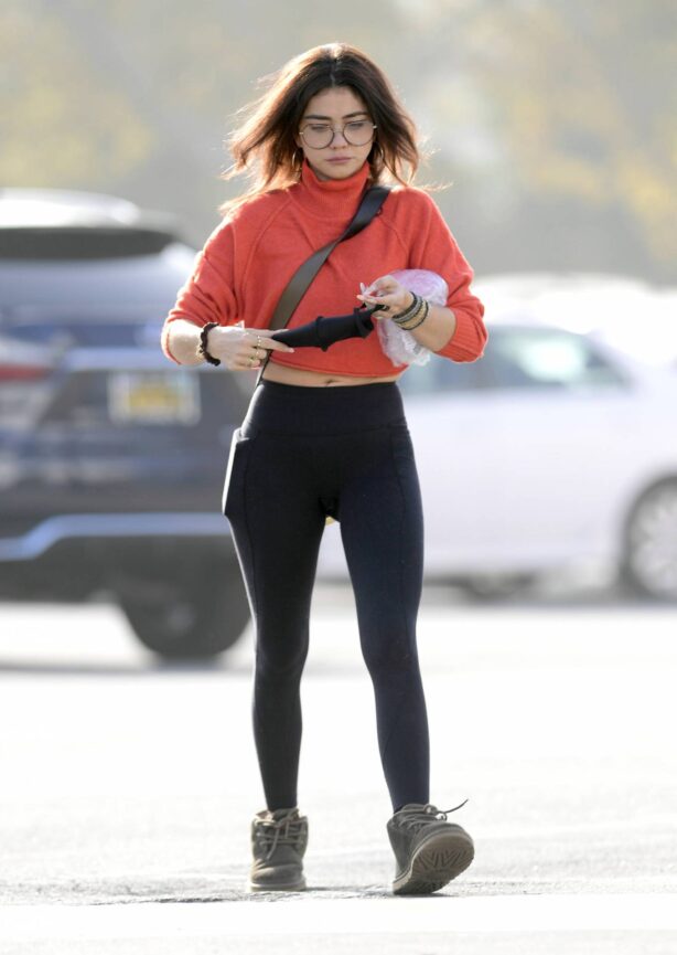 Sarah Hyland - Shopping in Los Angeles