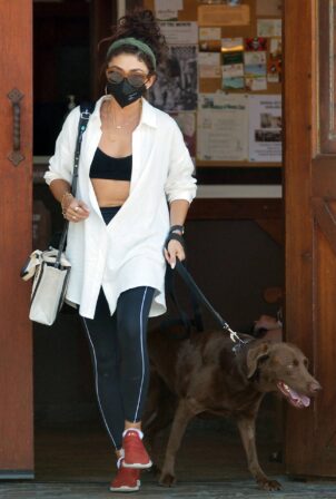 Sarah Hyland - takes her dog to the vet in L.A