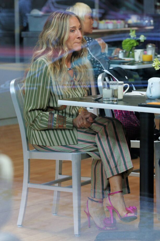 Sarah Jessica Parker - Filming a lunch scene at the 'And Just Like That' set in Manhattan