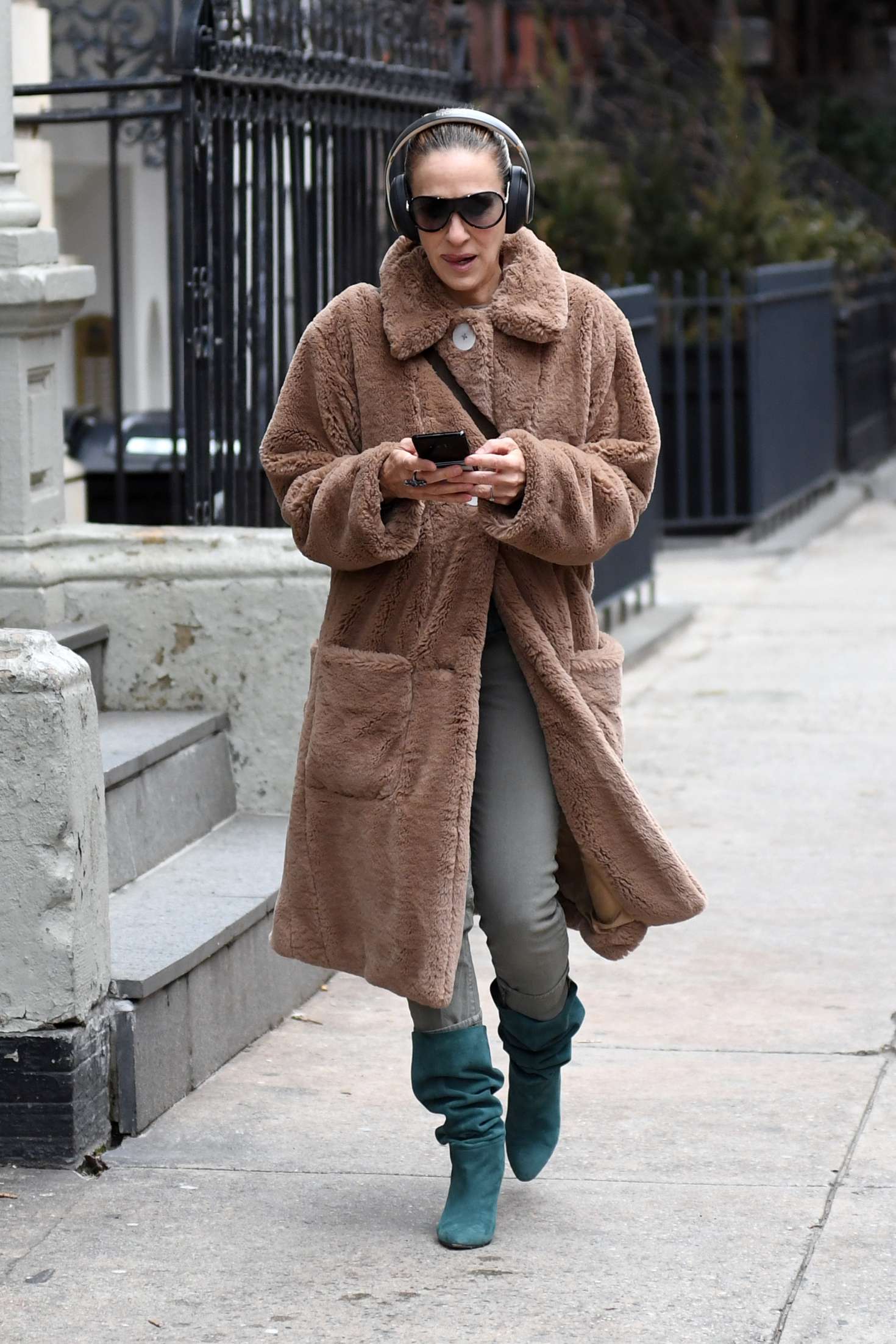 Sarah Jessica Parker in Fur Coat -08 | GotCeleb