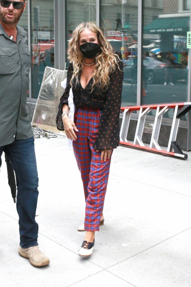Sarah Jessica Parker - Leaves the set of 'And Just Like That' in New York