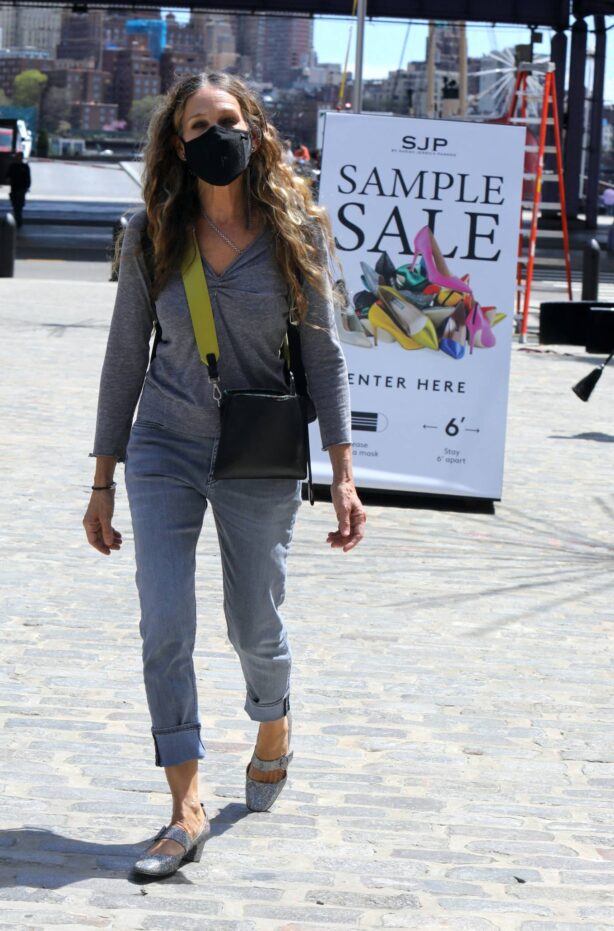 Sarah Jessica Parker - Posing at The SJP Collection Sample Sale In NYC