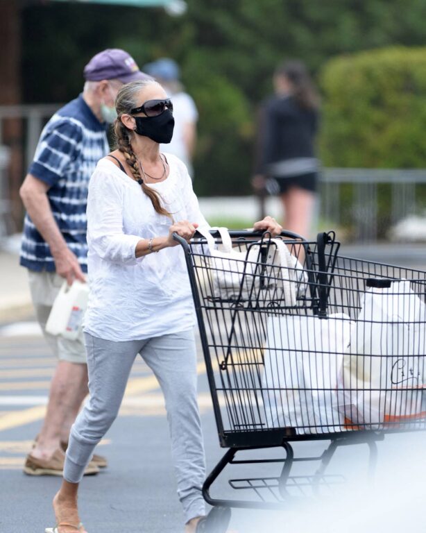 Sarah Jessica Parker - Shopping candids at a grocery store in Amagansett - New York
