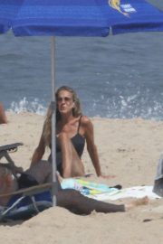 Sarah Jessica Parker - Spotted on the Beach in the Hamptonsery