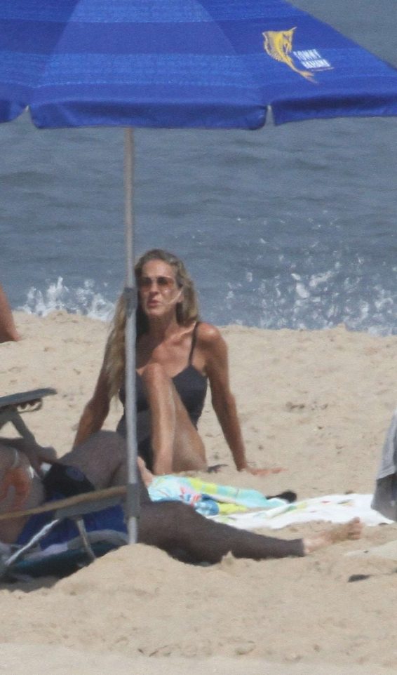 Sarah Jessica Parker - Spotted on the Beach in the Hamptonsery