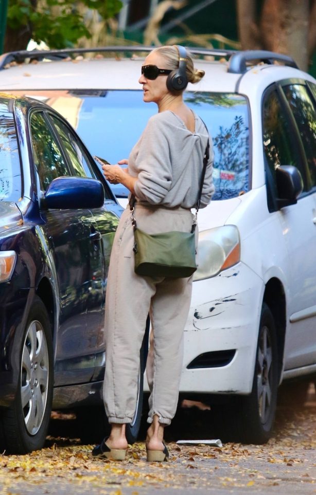 Sarah Jessica Parker- Waiting for Uber in New York