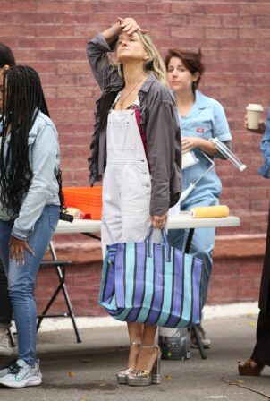 Sarah Jessica Parker - With friends out in Bushwick