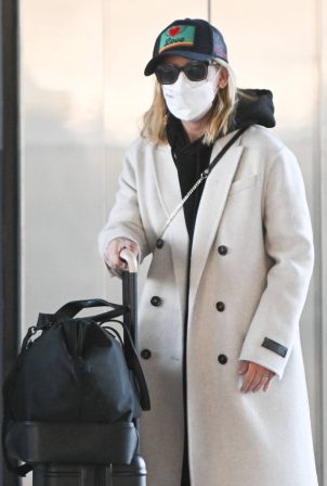 Sarah Michelle Gellar - Arrives at JFK Airport in New York
