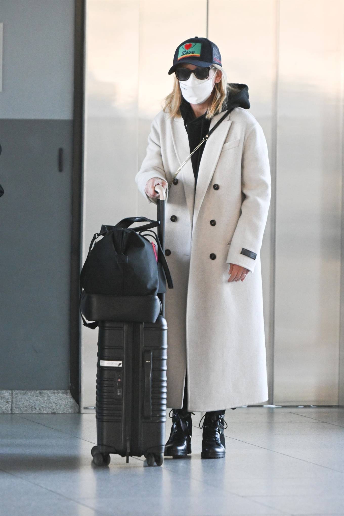 Sarah Michelle Gellar 2023 : Sarah Michelle Gellar – Arrives at JFK Airport in New York-07