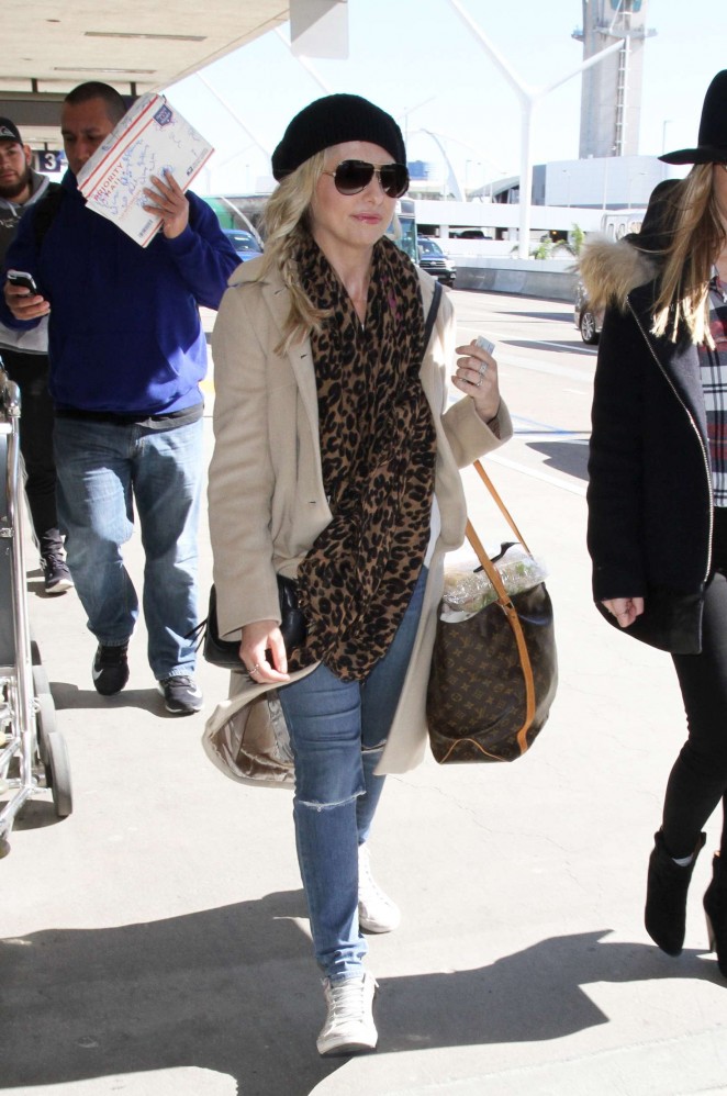 Sarah Michelle Gellar - Arriving at LAX airport in Los Angeles