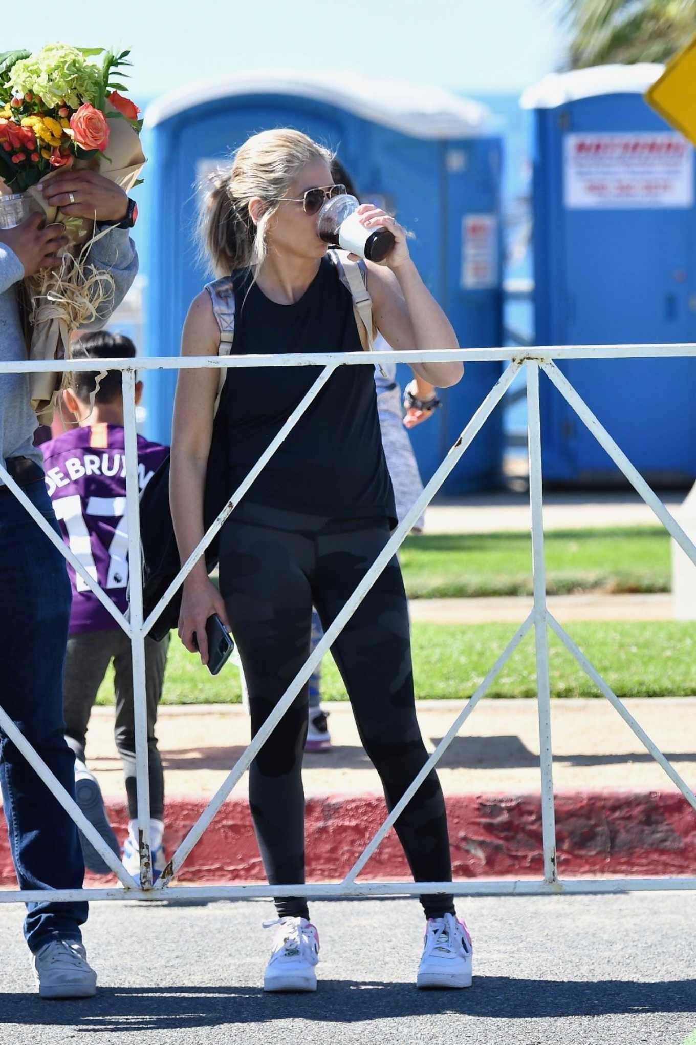 Sarah Michelle Gellar â€“ At Los Angeles Marathon in Santa Monica
