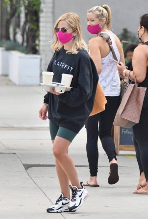Sarah Michelle Gellar - Getting coffee in Los Angeles