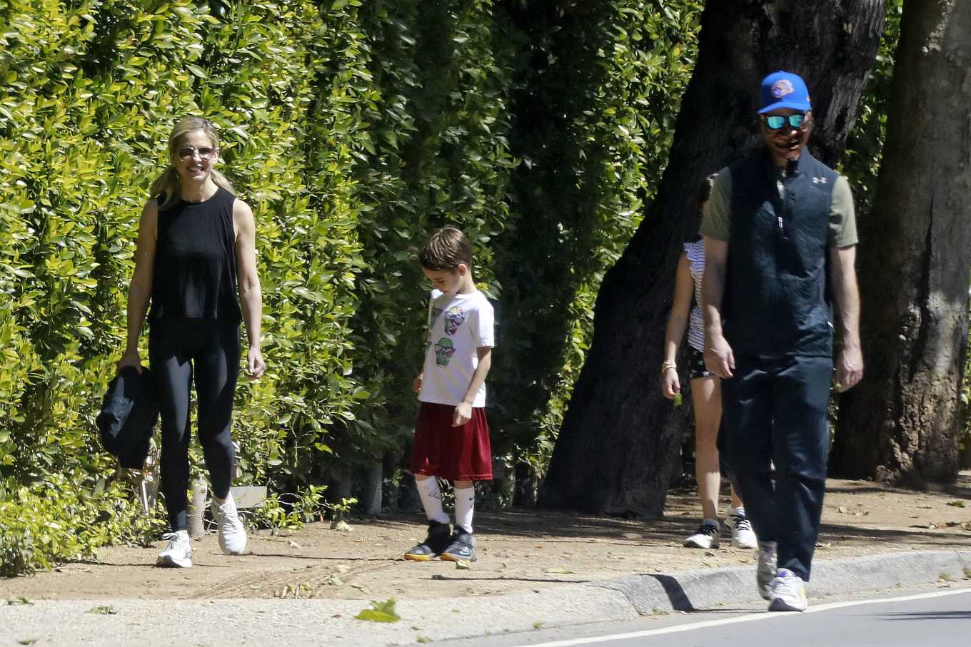 Sarah Michelle Gellar â€“ Goes for a walk with her fanily in Los Angeles