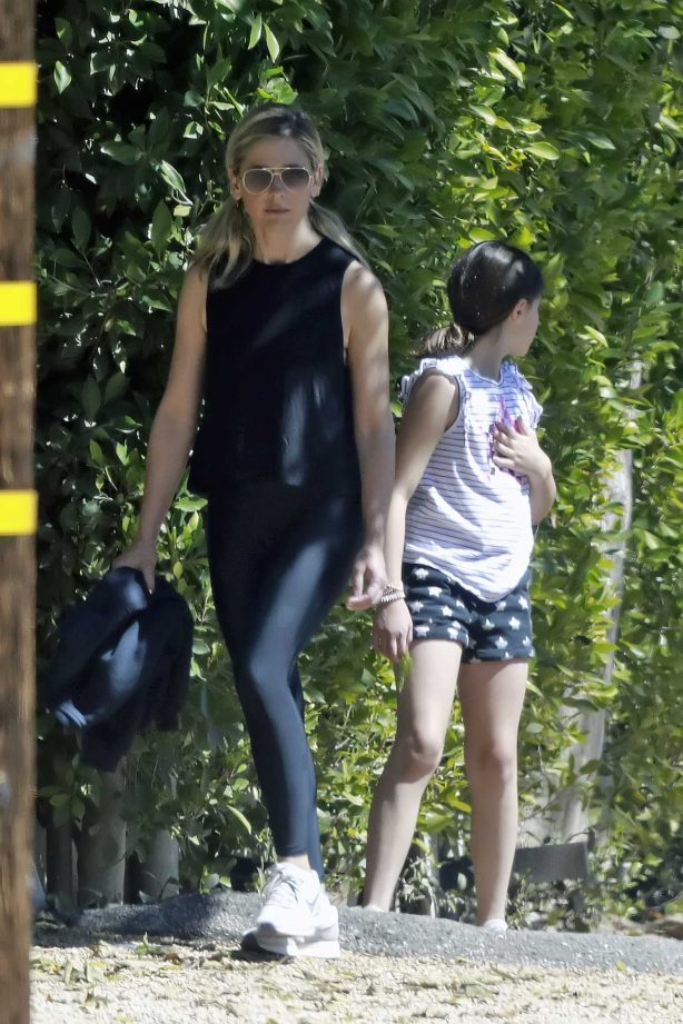 Sarah Michelle Gellar - Goes for a walk with her fanily in Los Angeles