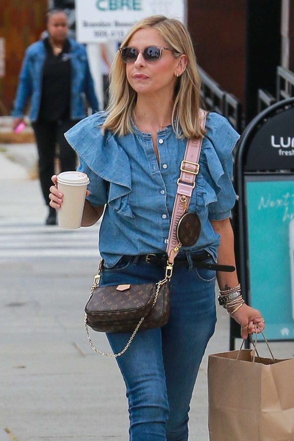 Sarah Michelle Gellar in Jeans - Out in Santa Monica